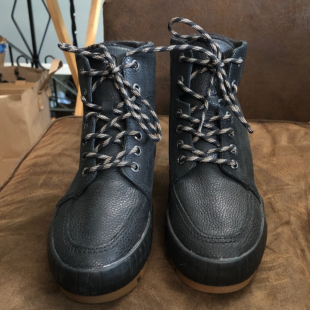 Sperry Black and Tan Lace-Up Boots